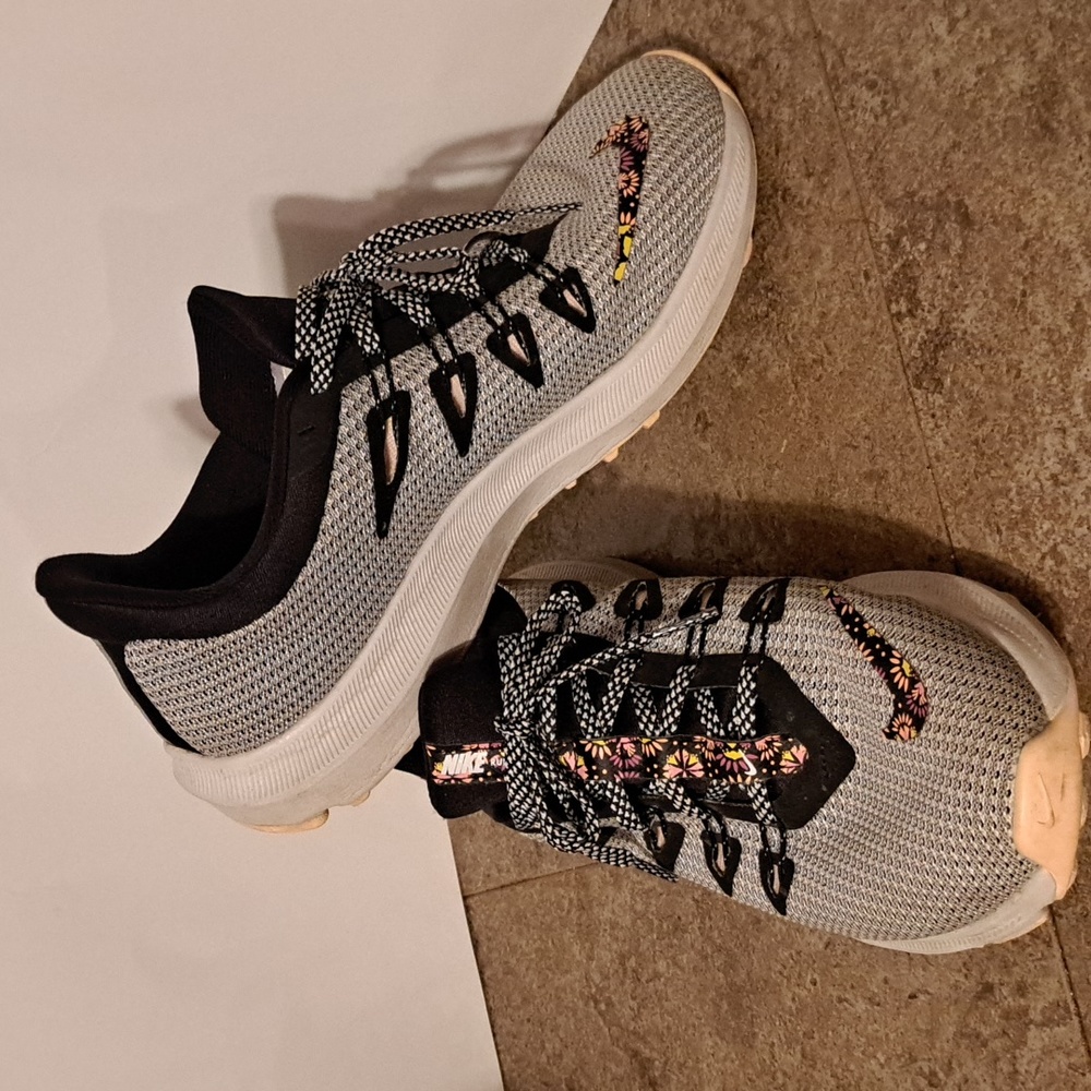 Nike Quest SE running sneakers